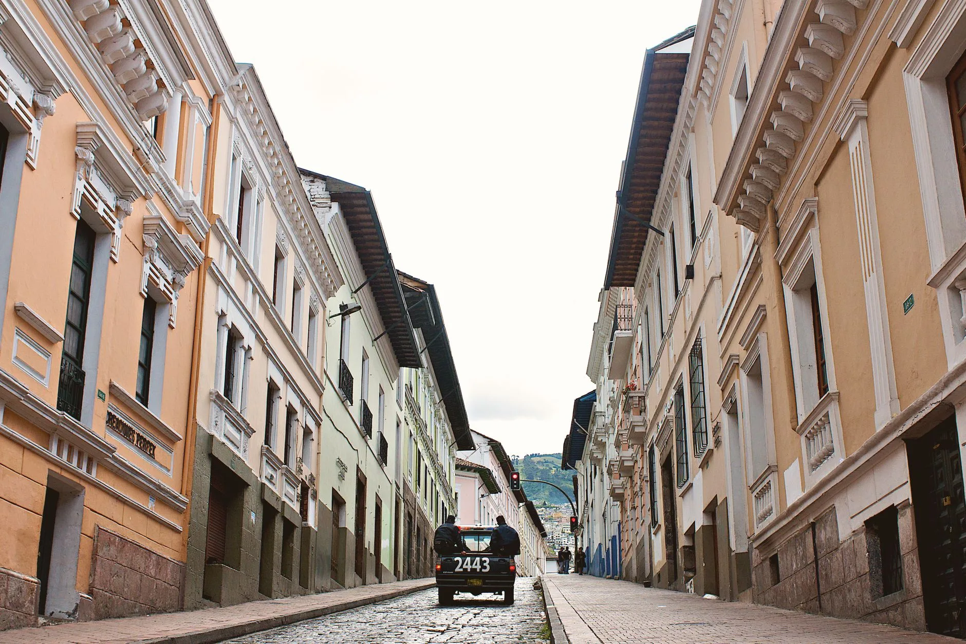 Maisons coloniales et toits de tuiles d'une ville andine d'Équateur